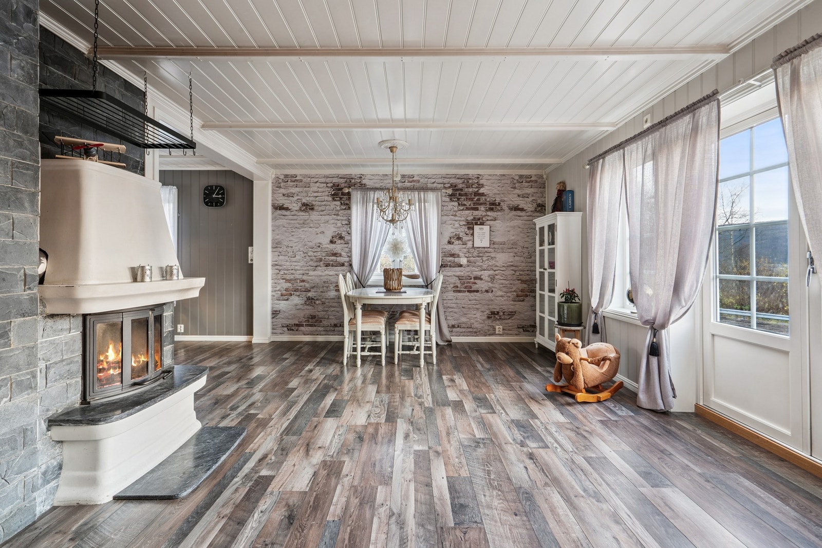 Romslig stue med peis og god plass til spisebord! Galleribilde