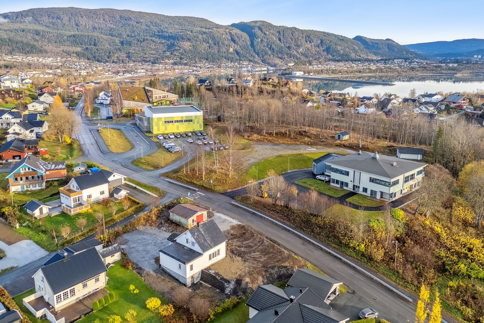 Gangavstand til bussforbindelser, butikker og servicetilbud gjør hverdagen enkel og effektiv. Galleribilde