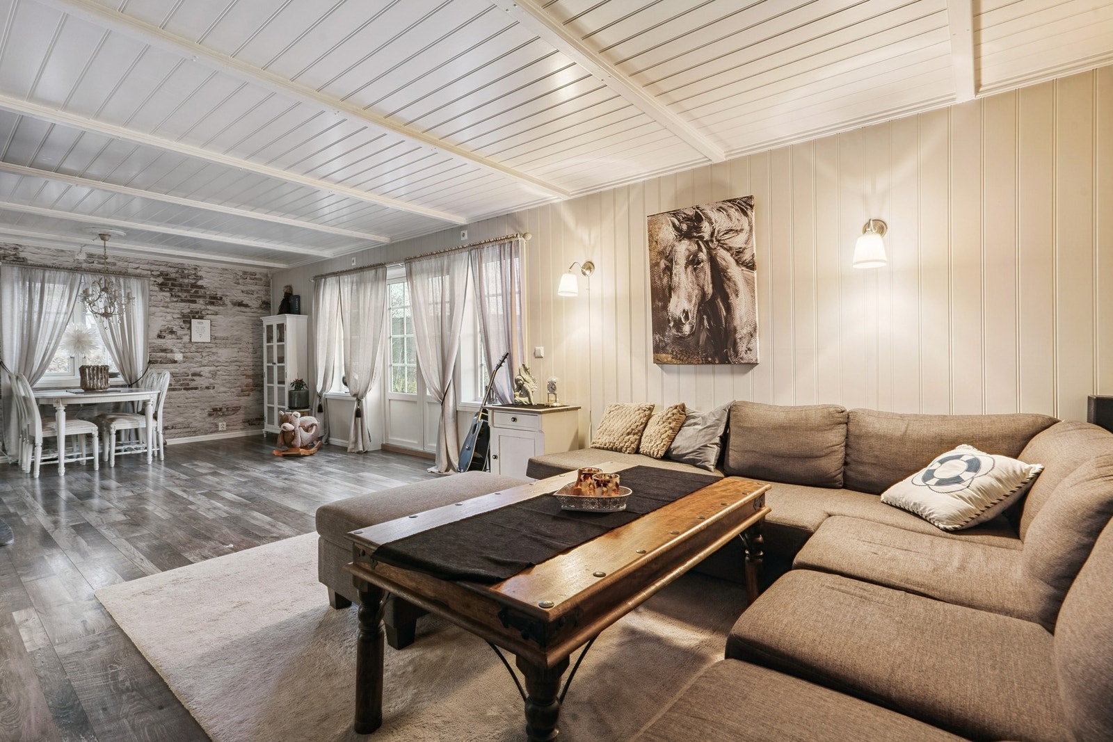 Eneboligen har en praktisk planløsning som passer både barnefamilier og par. Galleribilde