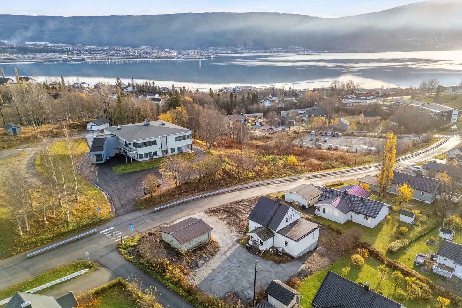 Boligen har en flott beliggenhet med nærhet til turstier, skog og friluftsområder. Galleribilde