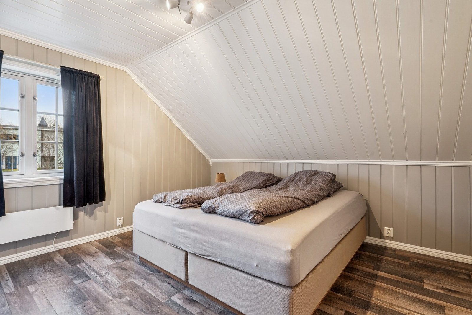 Boligen byr på tre romslige soverom, alle samlet i samme etasje. Galleribilde