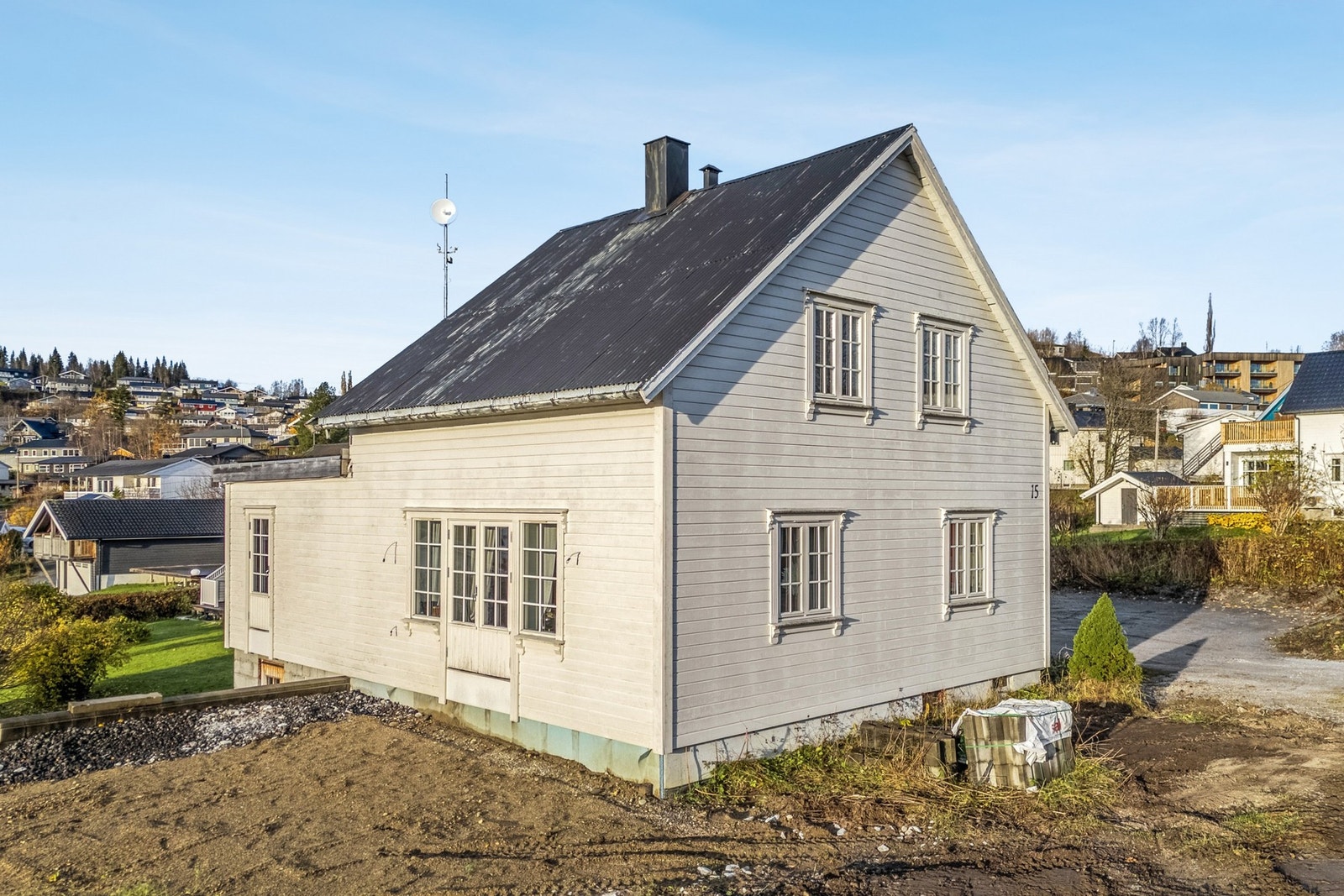 Brakkebakken er et etablert boligområde med gode solforhold og flott utsikt mot flotte omgivelser! Galleribilde