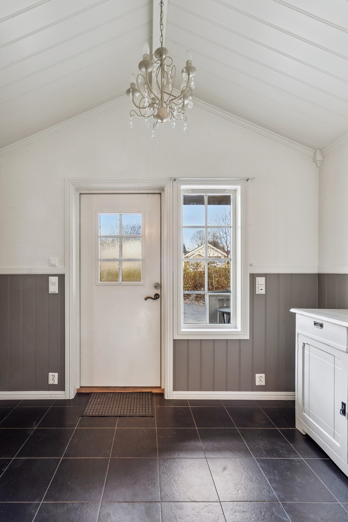 Termostatstyrte varmekabler gir en lun og behagelig entré. Galleribilde