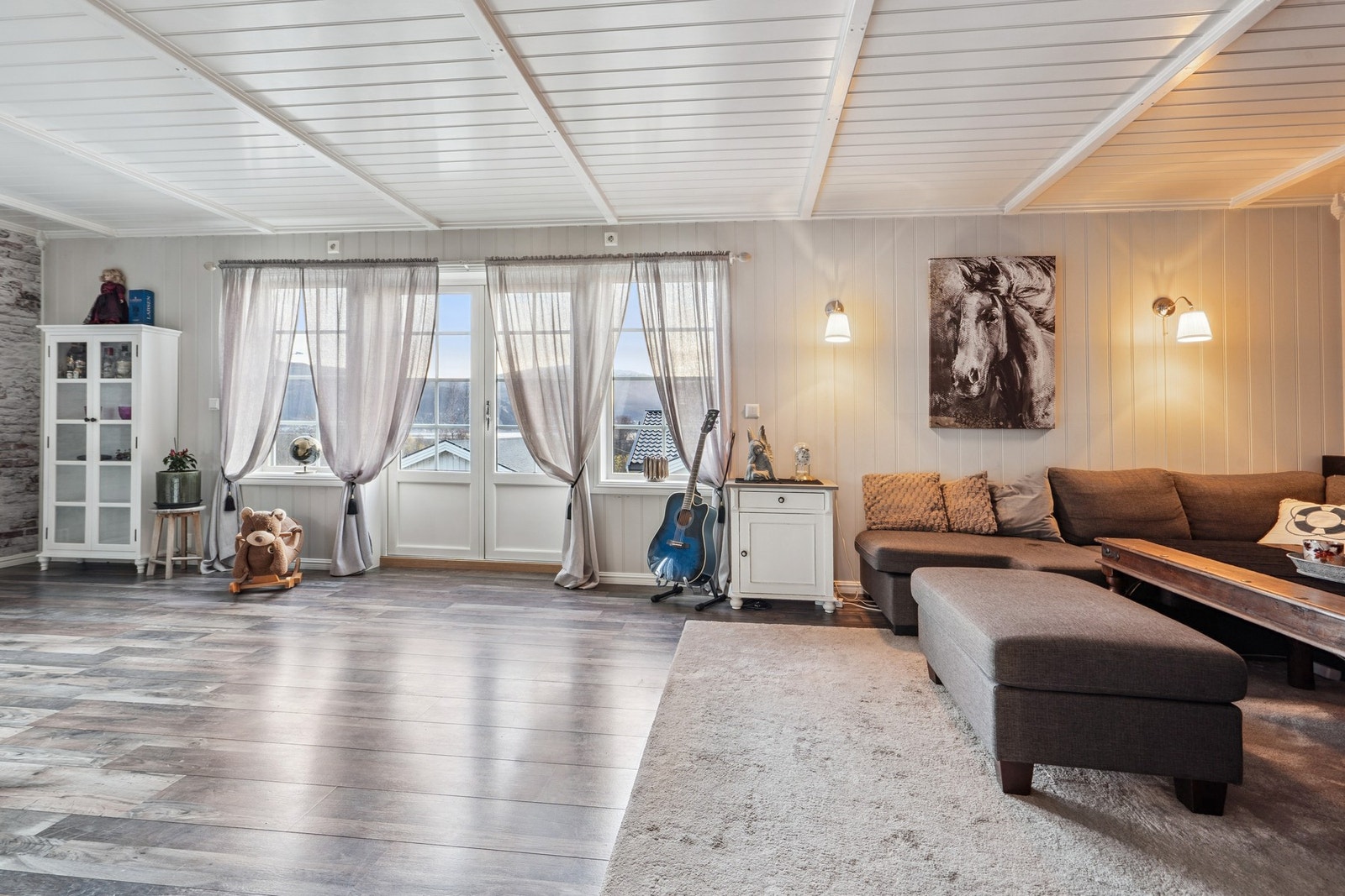 Store vindusflater slipper inn mye naturlig lys og gir en fin kontakt med uteområdet. Galleribilde