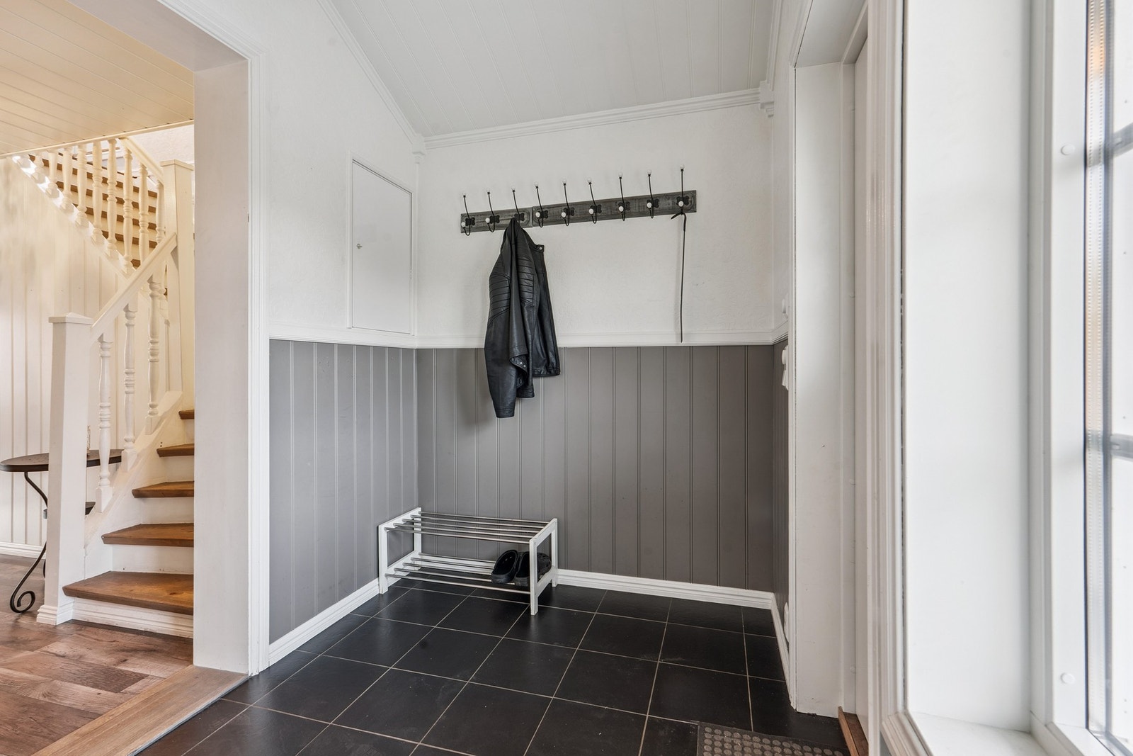 knagger og skohylle gir god organisering. Galleribilde