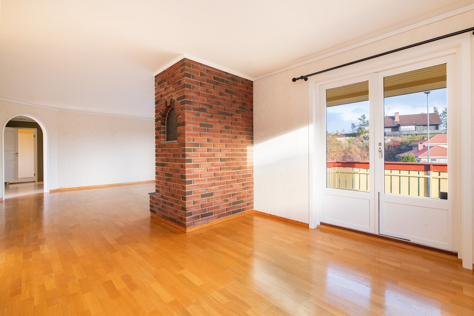 Egen spisestuedel med adkomst ut til en delvis overbygget terrasse mot sydøst, hvor det er trapp ned til hagedelen. Galleribilde