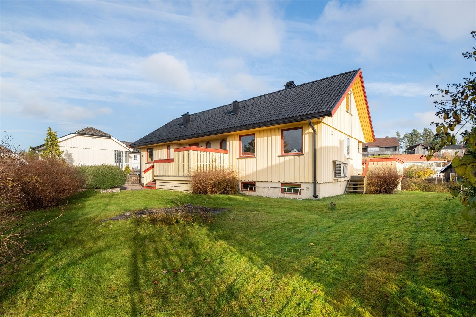 Svært velholdt og innholdsrik familiebolig på attraktive og barnevennlige Einaren, et stille og rolig boligområde på Gulset i Skien. Galleribilde