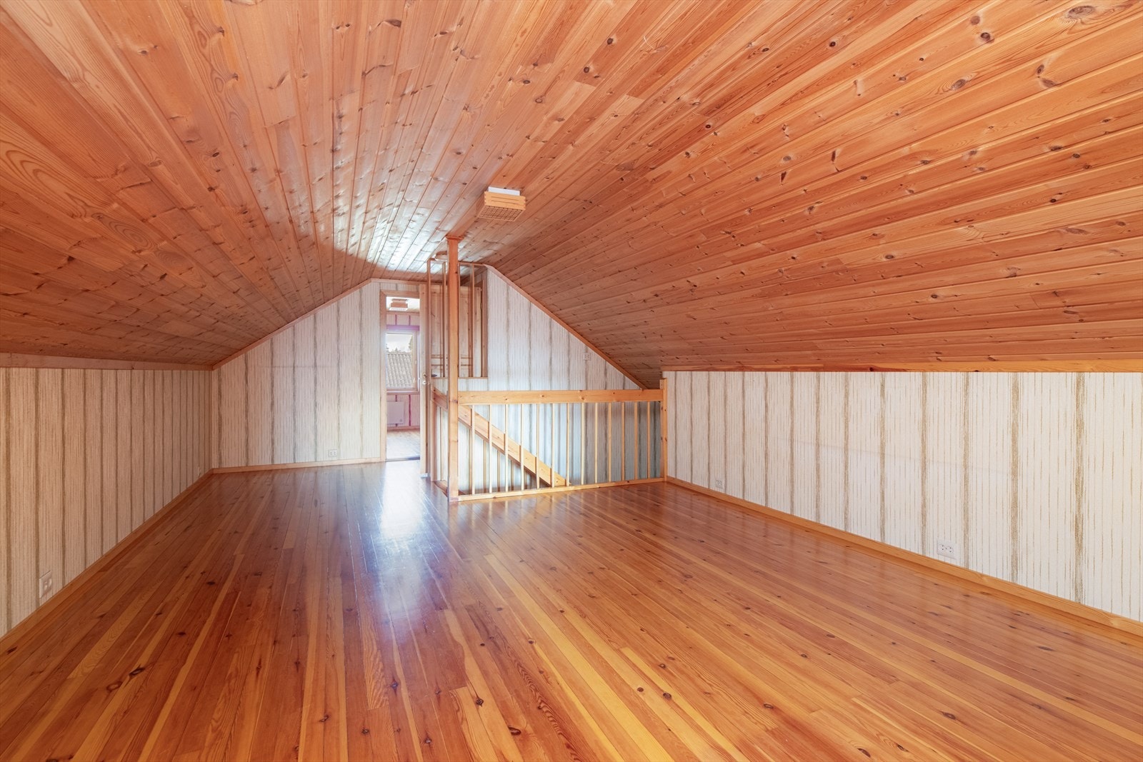 Loftetasjen er innredet med loftstue hvor det er et soverom på hver side. Rommene i denne etasjen har tregulv og tapetserte veggoverflater, med panel i taket. Galleribilde