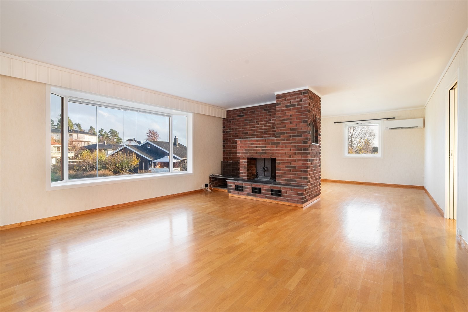 Boligen har en lys og hyggelig stue med gode møbleringsmuligheter. Det er installert varmepumpe i stua for en jevn og behagelig varme. Galleribilde