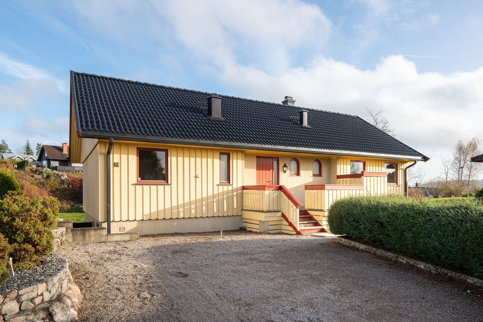 Boligen ligger på en solrik og veletablert tomt i en rolig blindveg uten gjennomgangstrafikk, med stor, gruset gårdsplass, et lunt og hyggelig hagemiljø samt flere terrasser. Galleribilde