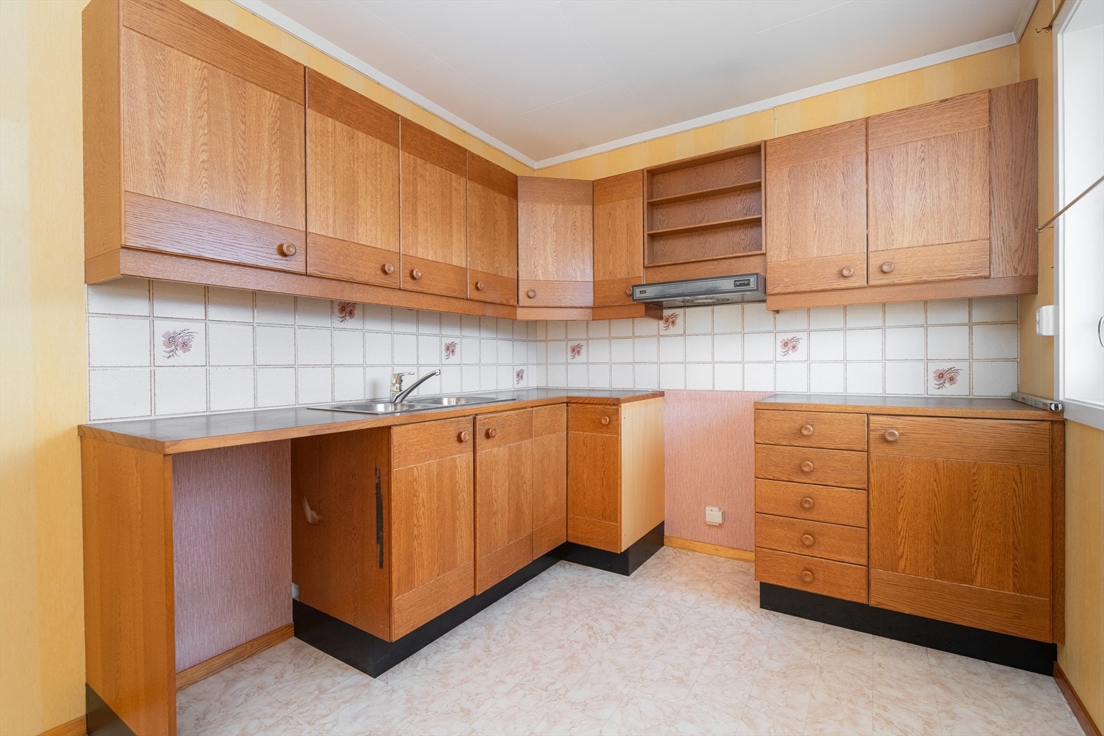 Det er avsatt plass til frittstående oppvaskmaskin, komfyr og kjøl/fryseskap, og over kokesonen er det ventilator med avtrekk ut. Galleribilde