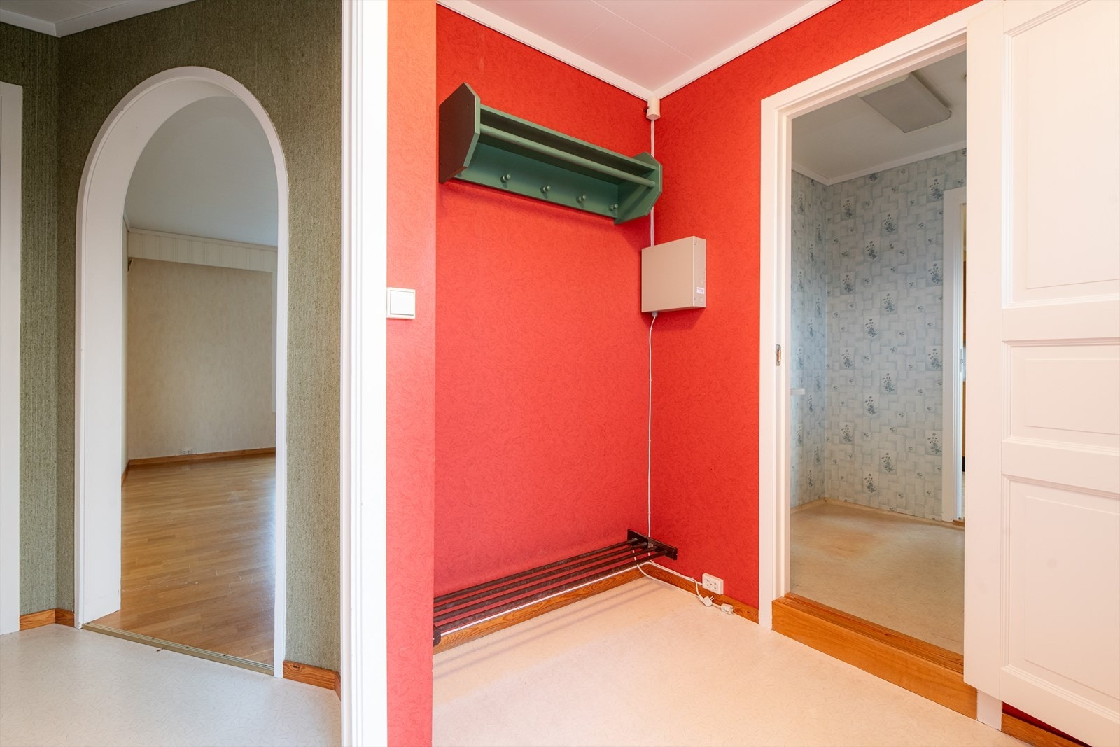 Med adkomst fra det hyggelige inngangspartiet kommer man inn i boligens entrè, hvor det er en praktisk nisje med plass til sko- og ytterklær. Galleribilde