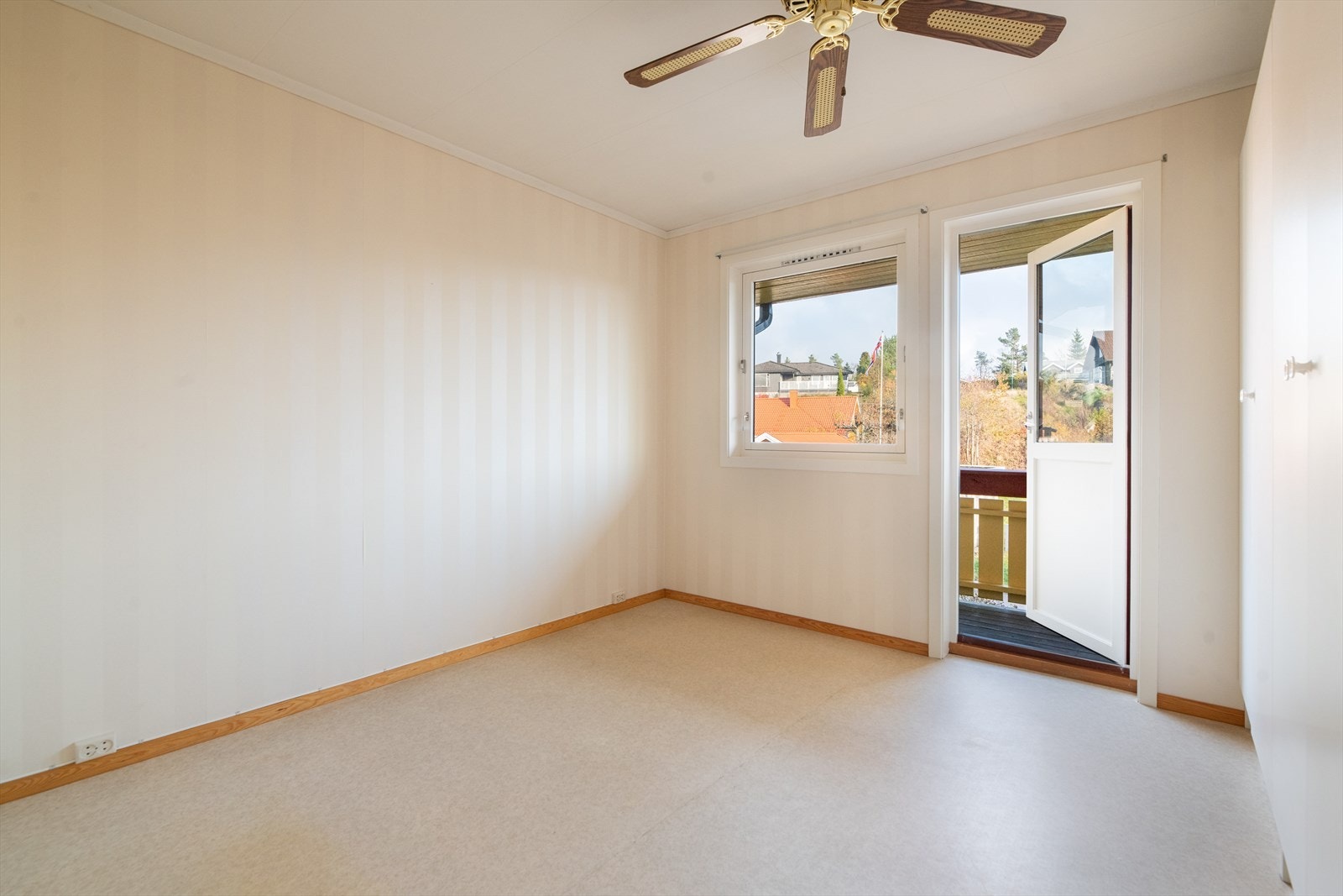 To av boligens tilsammen fire soverom ligger i hovedetasjen, godt tilbaketrukket fra oppholdsrommene. Galleribilde