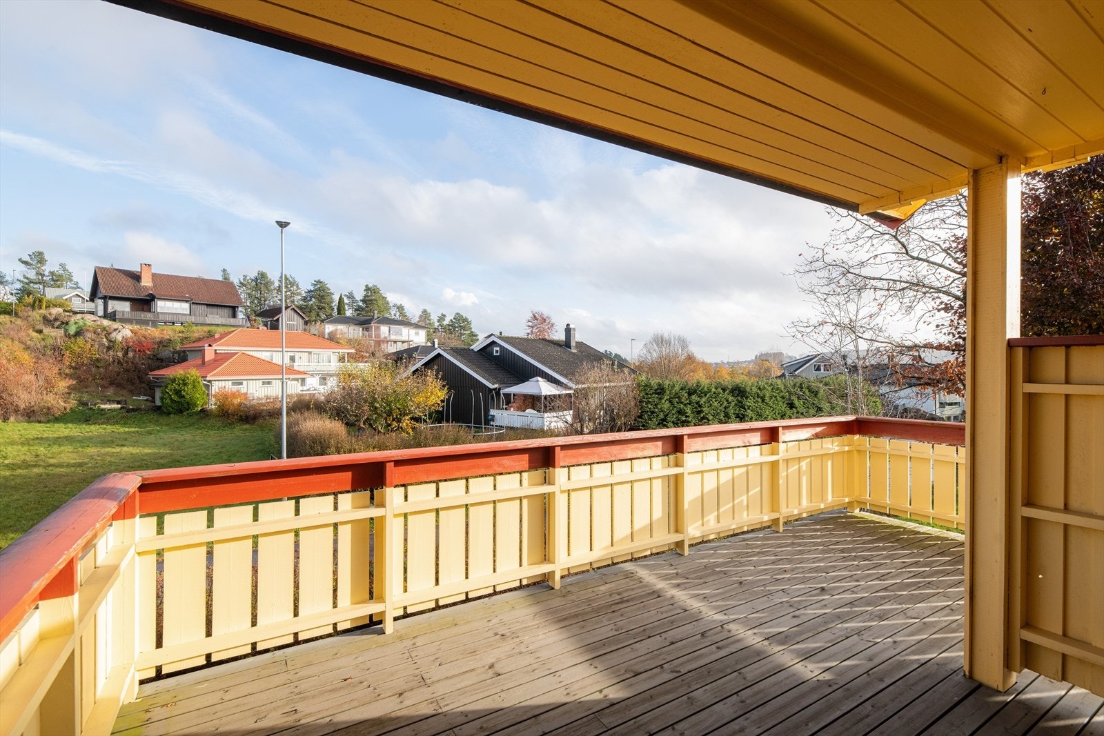 Med adkomst fra stua er det også terrasse med hyggelig utsyn mot nærområdet. Denne terrassen ligger mot sydøst og har trapp ned til hagedelen. Galleribilde