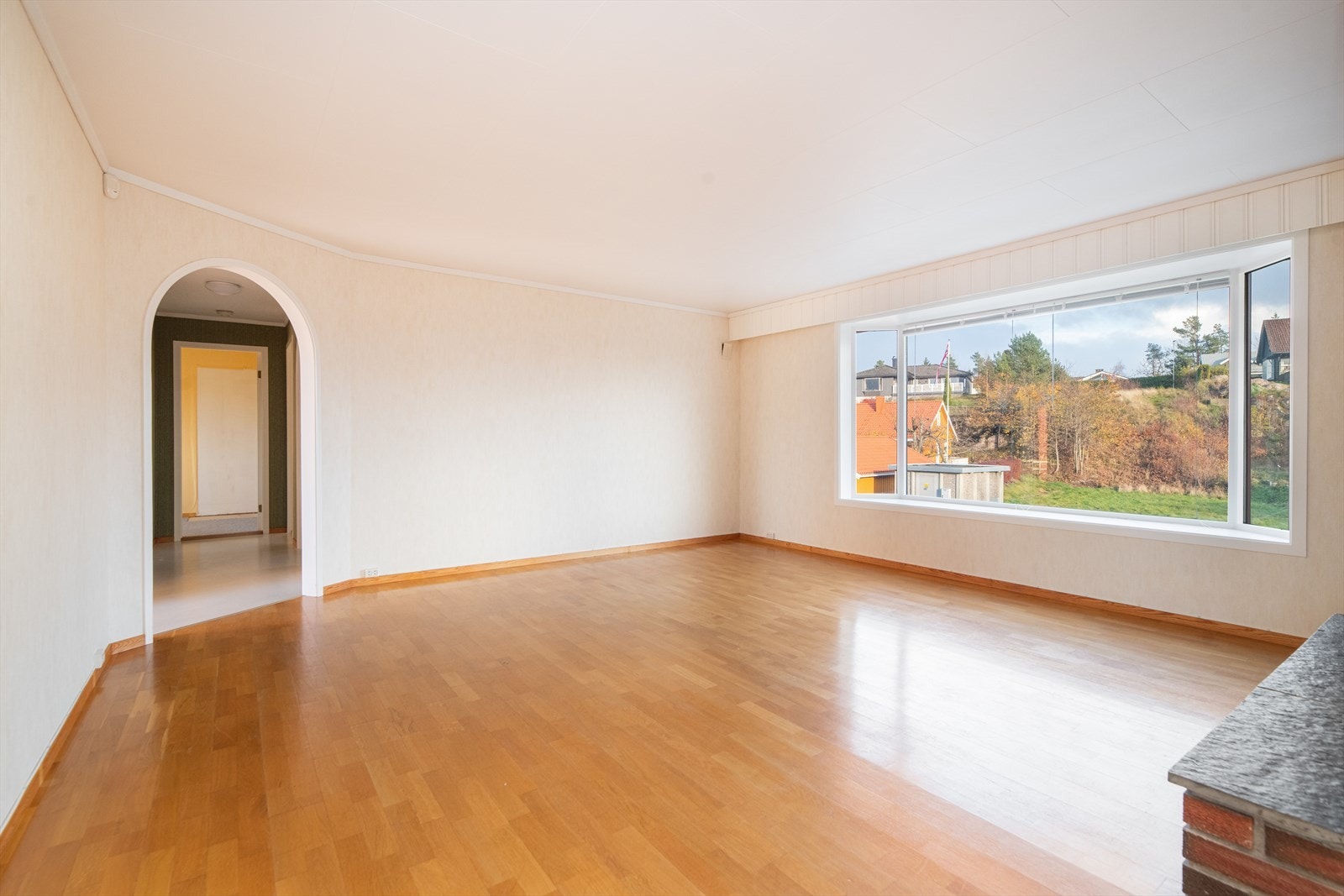 I dagligstua er det stort karnappvindu med godt lysinnslipp og bred vinduspost med god plass til blomster og planter. Galleribilde