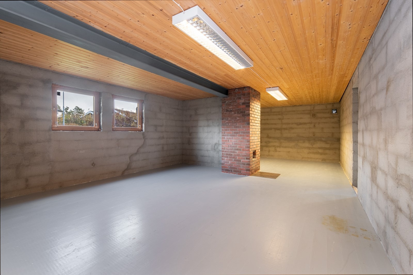 Boligen har store kjellerarealer med flere bruksmuligheter og god lagringsplass. Galleribilde