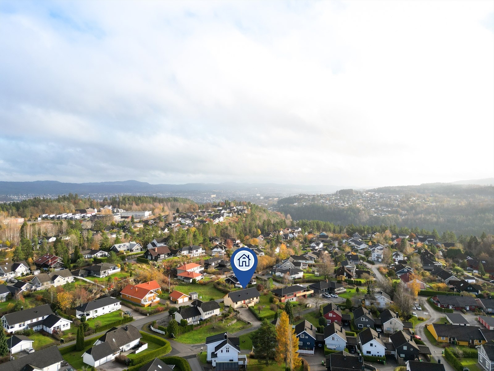Svært gode bussforbindelser langs Gulsetringen, med hyppige avganger i retning Skien og Porsgrunn (M1). Galleribilde