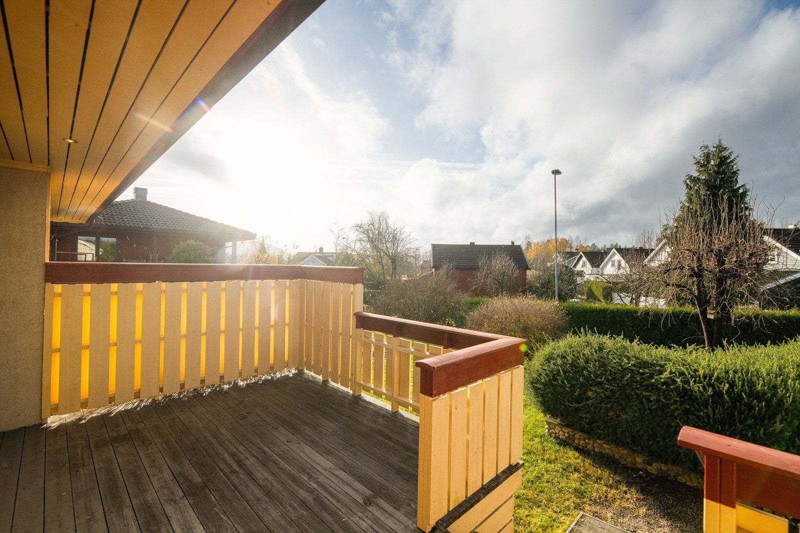 Boligen har et hyggelig inngangsparti med terrasse hvor det er plass til diverse utemøbler, grill og blomster. Uteplassen er fint skjermet med levegger. Galleribilde