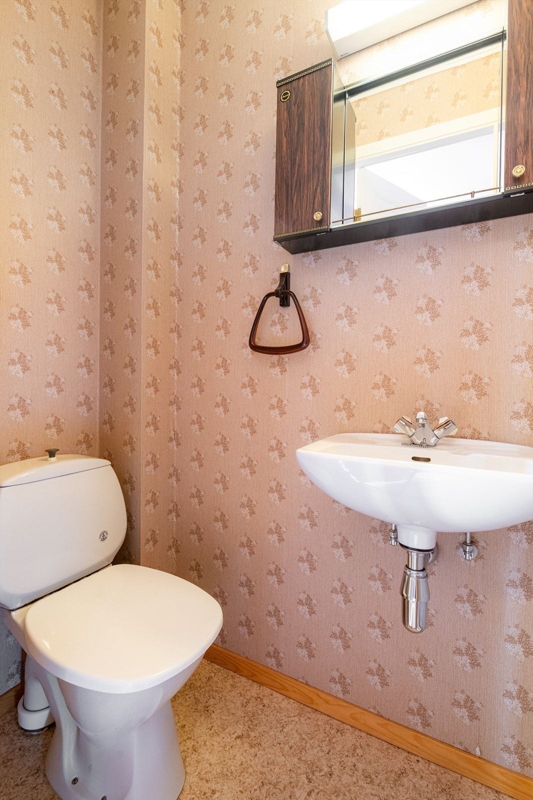 Boligen har eget gjestetoalett beliggende inntil entrèen. Her er det i tillegg til toalett enkel vaskeservant med to-greps blandebatteri. Galleribilde