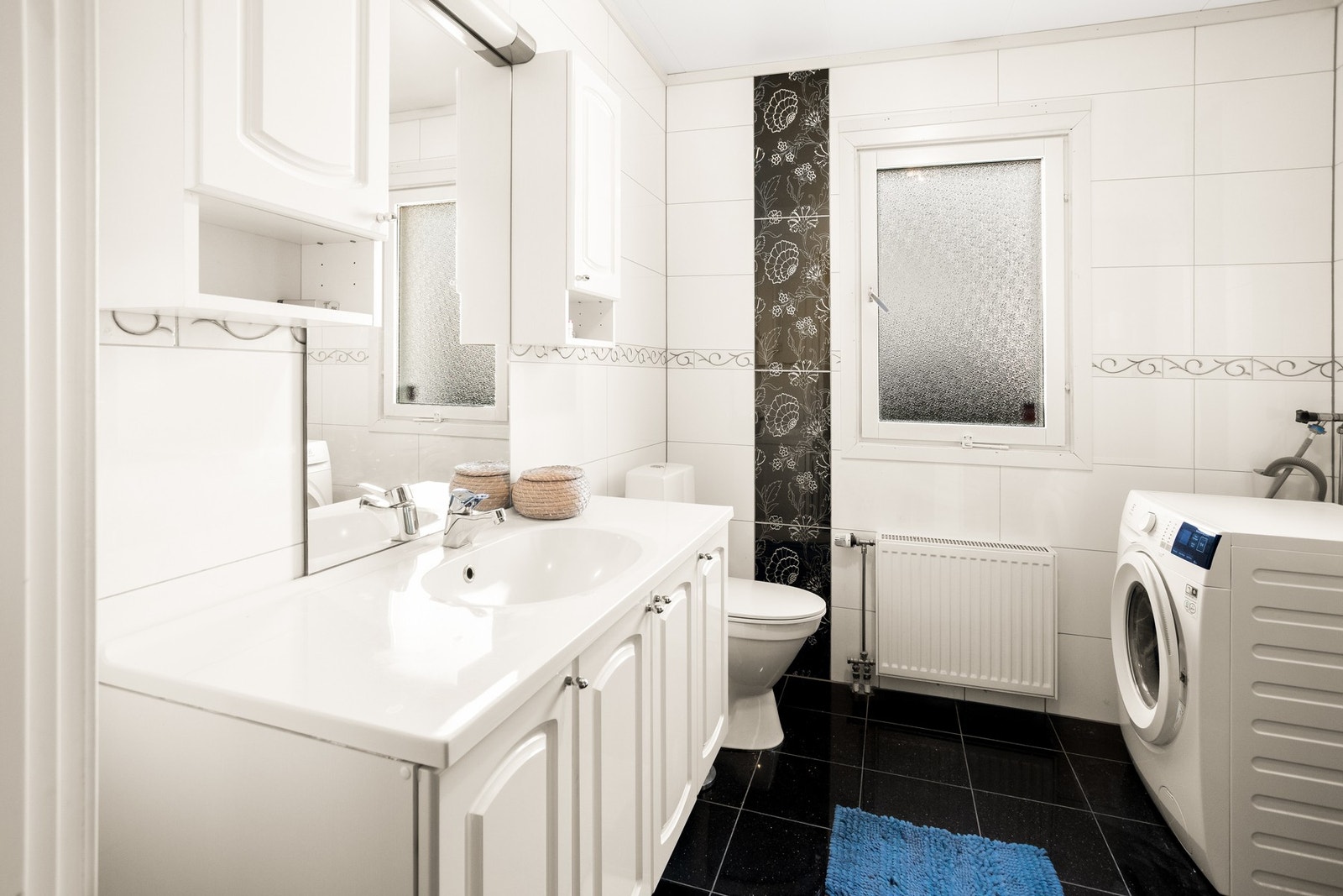 Boligen har to bad/våtrom, ett i hver etasje. Galleribilde