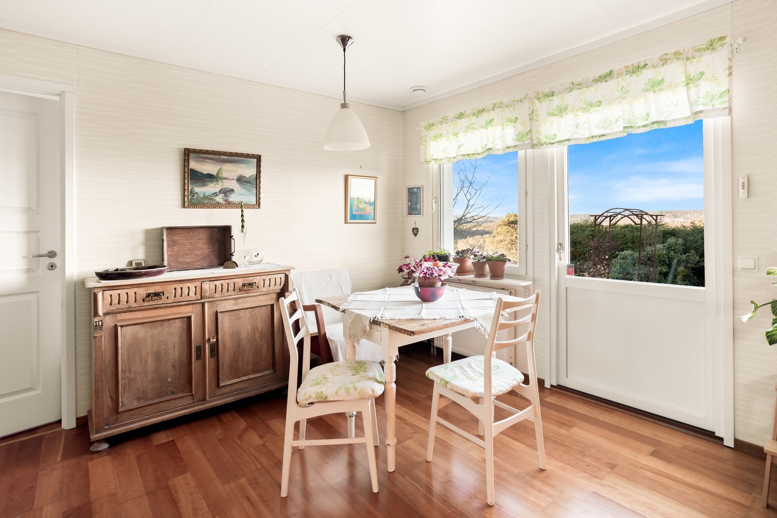 Her har du også plass til spisebord og egen utgang til terrassen. Galleribilde