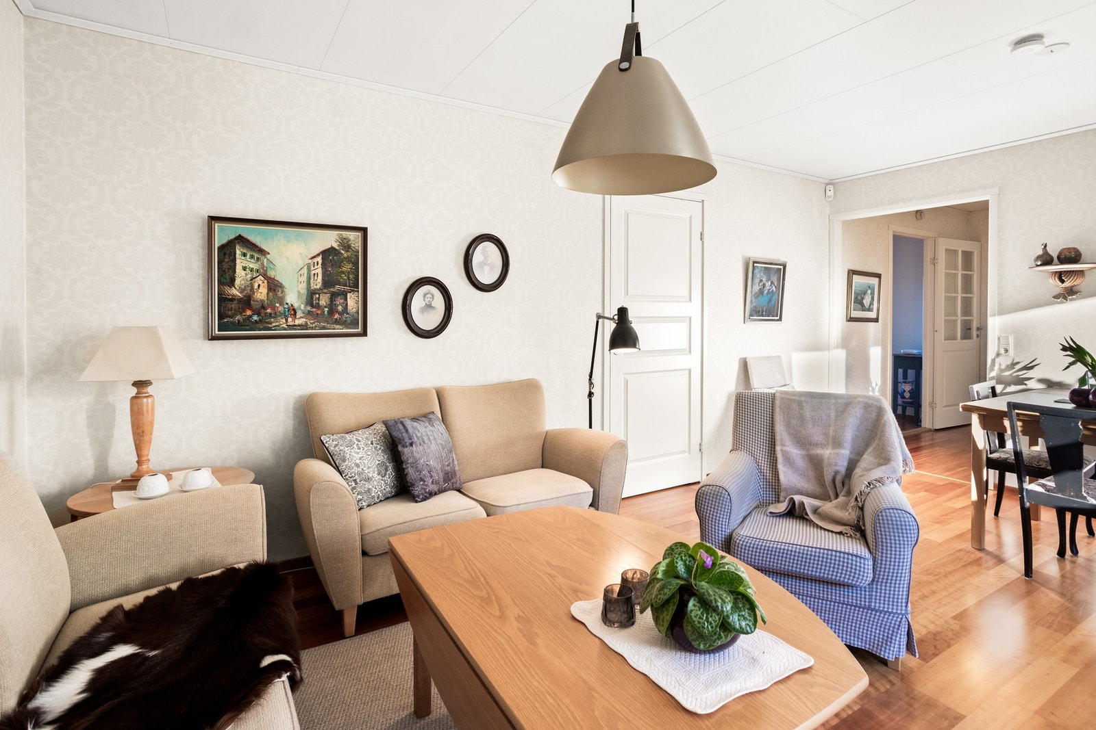 Den lyse fargepaletten og naturlige lysinnslipp gjør det til et praktisk og innbydende oppholdsrom. Galleribilde