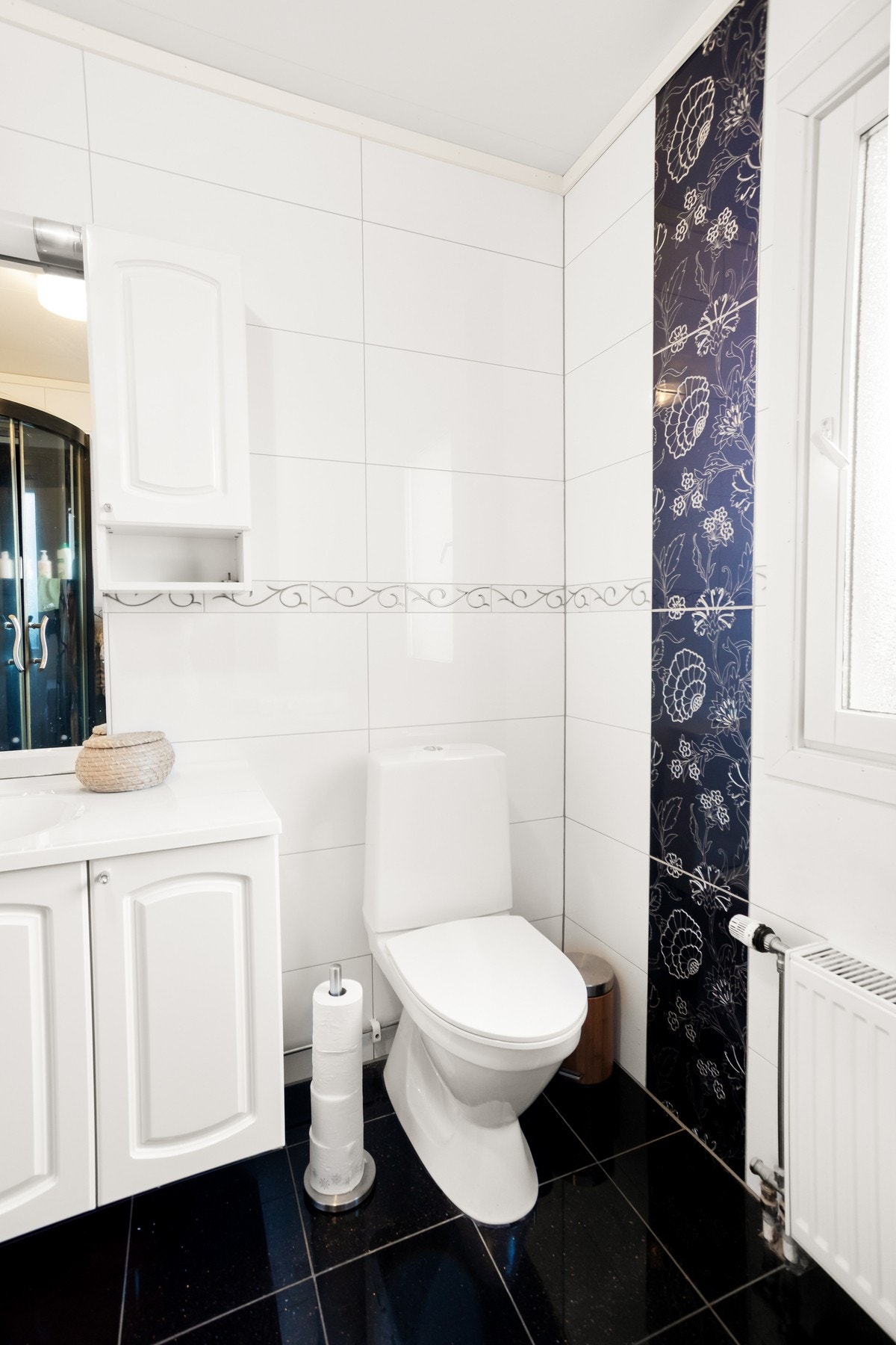 Badet i første etasje har dusjkabinett, mens badet i andre etasje er utstyrt med badekar. Galleribilde