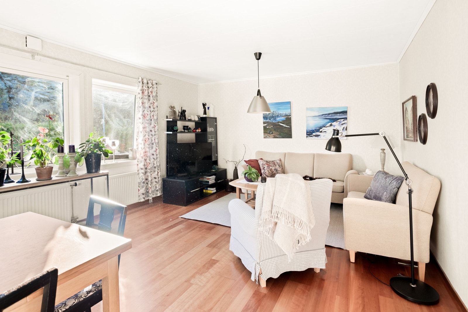 Stua i første etasje er romslig og gir god plass til både sofagruppe og spisebord. Galleribilde