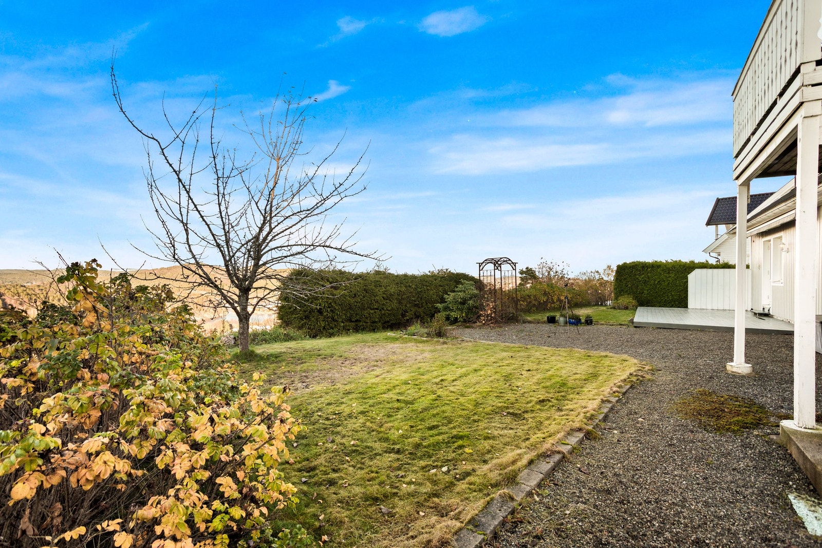 Tomten har gode solforhold og et fint utsyn, noe som gir en lys og trivelig opplevelse. Galleribilde