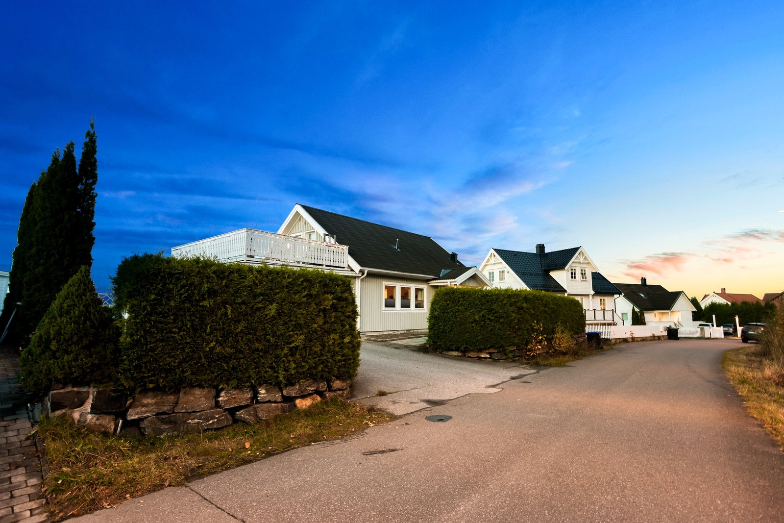 Her bor du kun ca. 3,5 km fra Kragerø sentrum, med nærhet til skoler, barnehager, idrettshall, Kragerø videregående skole og gode bussforbindelser. Galleribilde