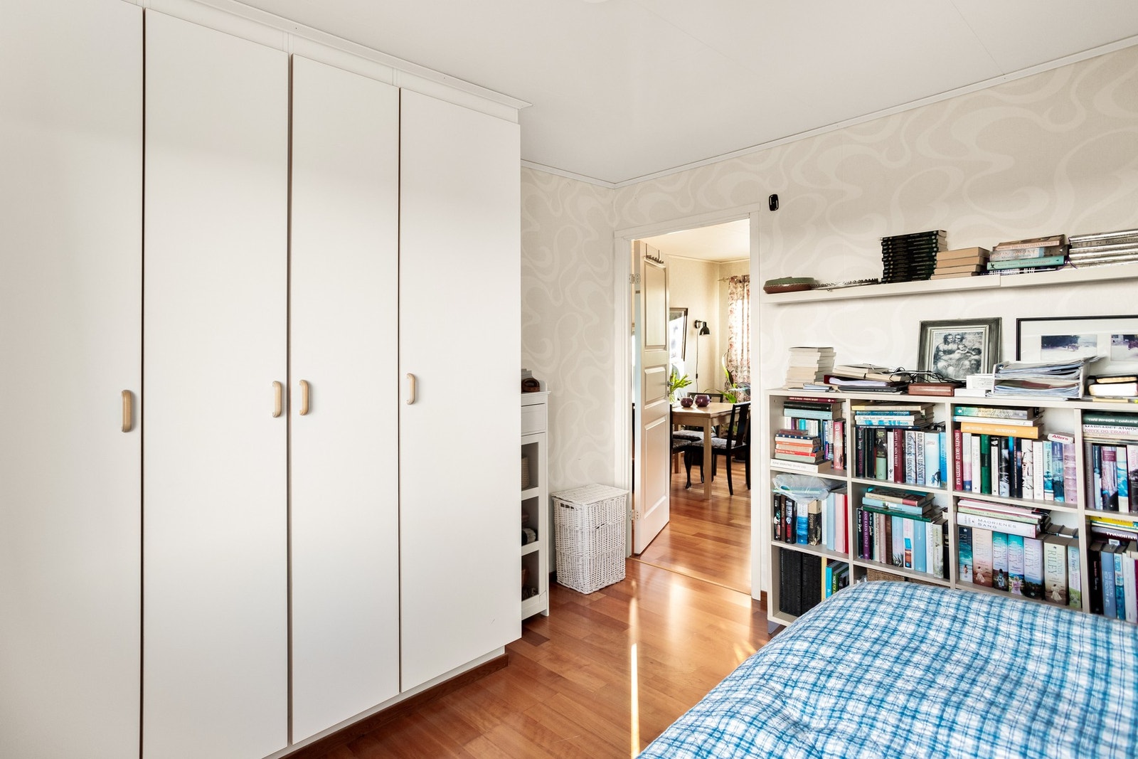 Det første soverommet i 1. etasje har en størrelse som gir rom for både seng og oppbevaringsmøbler. Galleribilde