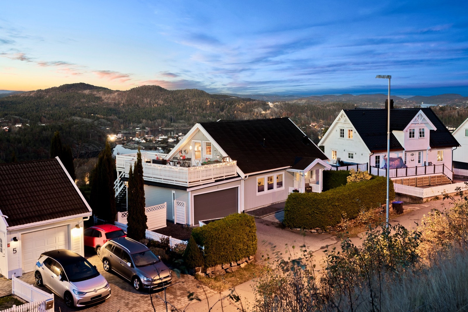Perfekt for deg som ønsker god plass, solrike uteområder og et trygt og barnevennlig bomiljø.Sen kveldsol og fantastisk utsikt! Galleribilde