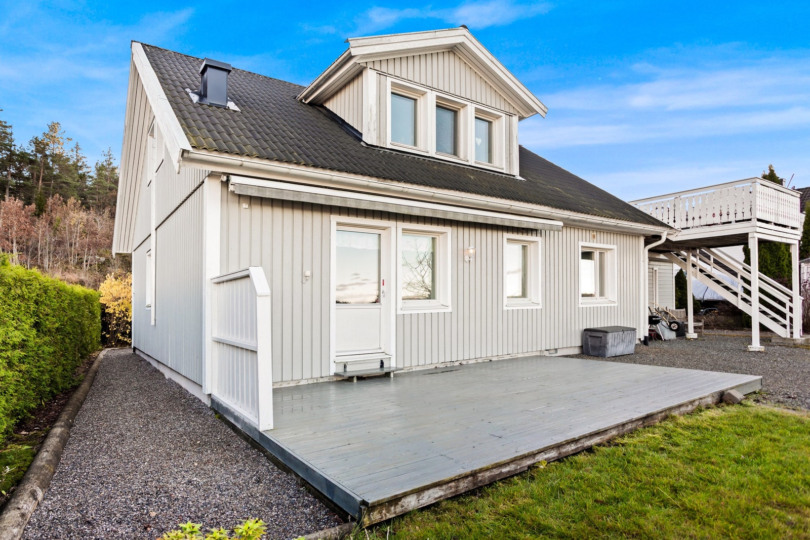 Eiendommen ligger i et svært solrikt og barnevennlig boligområde på Sjåen, omtrent 3,5 km fra Kragerø sentrum. Galleribilde