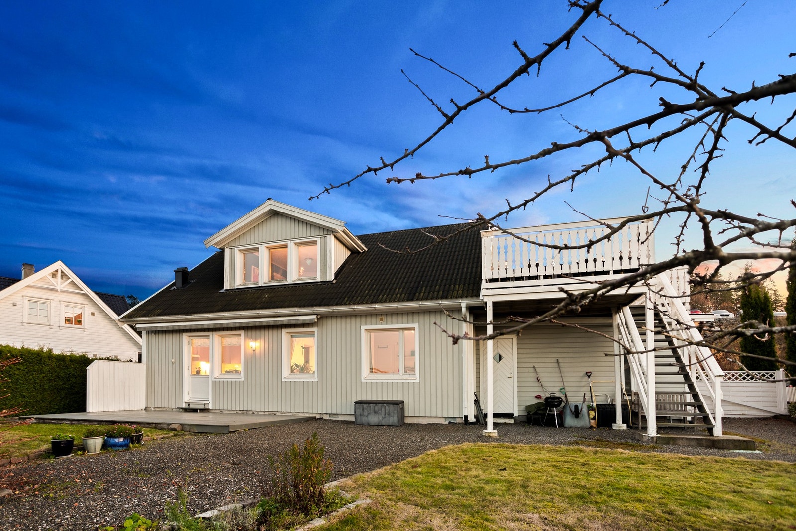 Boligen ligger i et stille og etablert boligområde med svært gode solforhold og kort vei til alt du trenger i hverdagen. Galleribilde