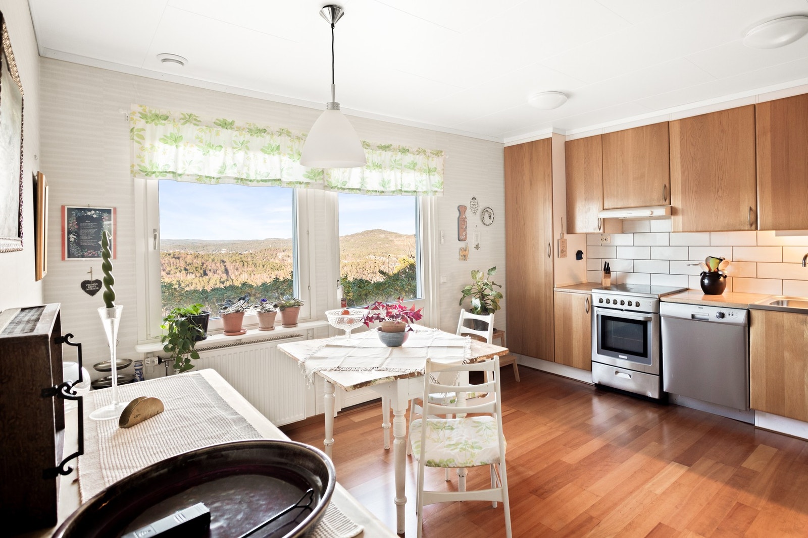 Begge kjøkken er praktisk utformet med folierte skrog og glatte fronter, samt folierte benkeplater med integrerte vasker. Galleribilde