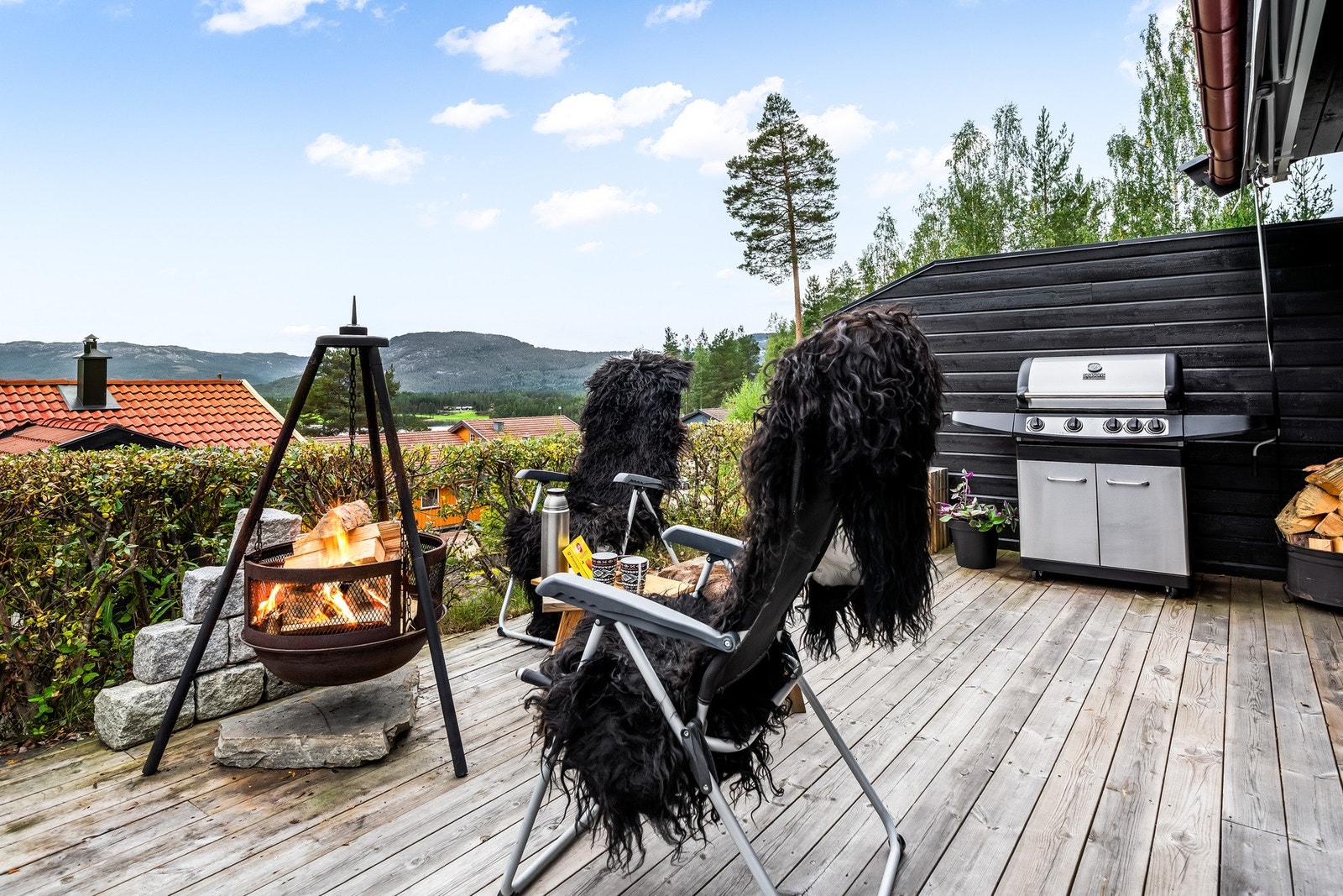 Her kan du nyte den fine utsikten. Bålkos på terrassen og få den ekte hyttefølelsen. Galleribilde