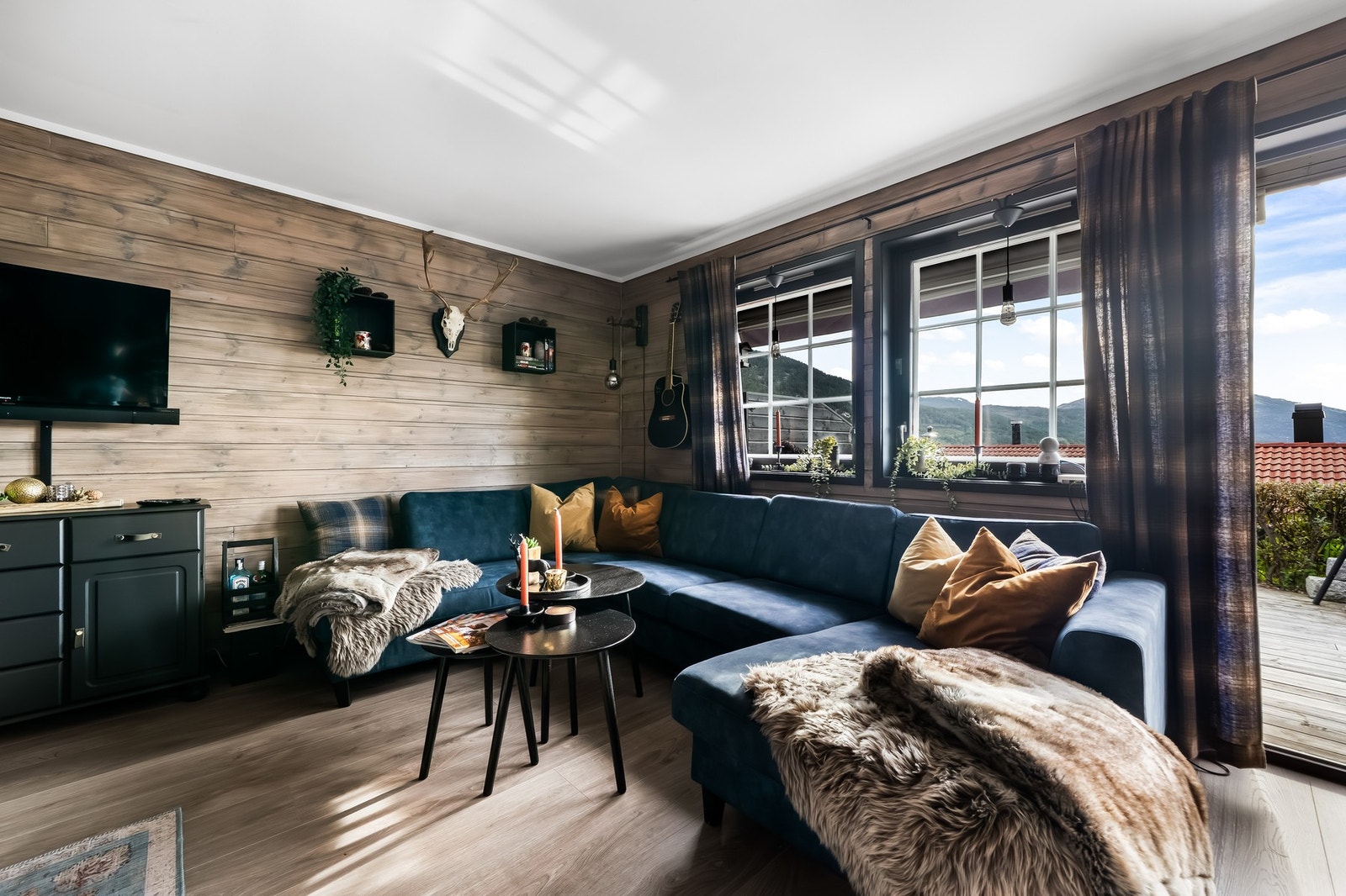 Direkte utgang fra stuen til en solfylt terrasse. Galleribilde