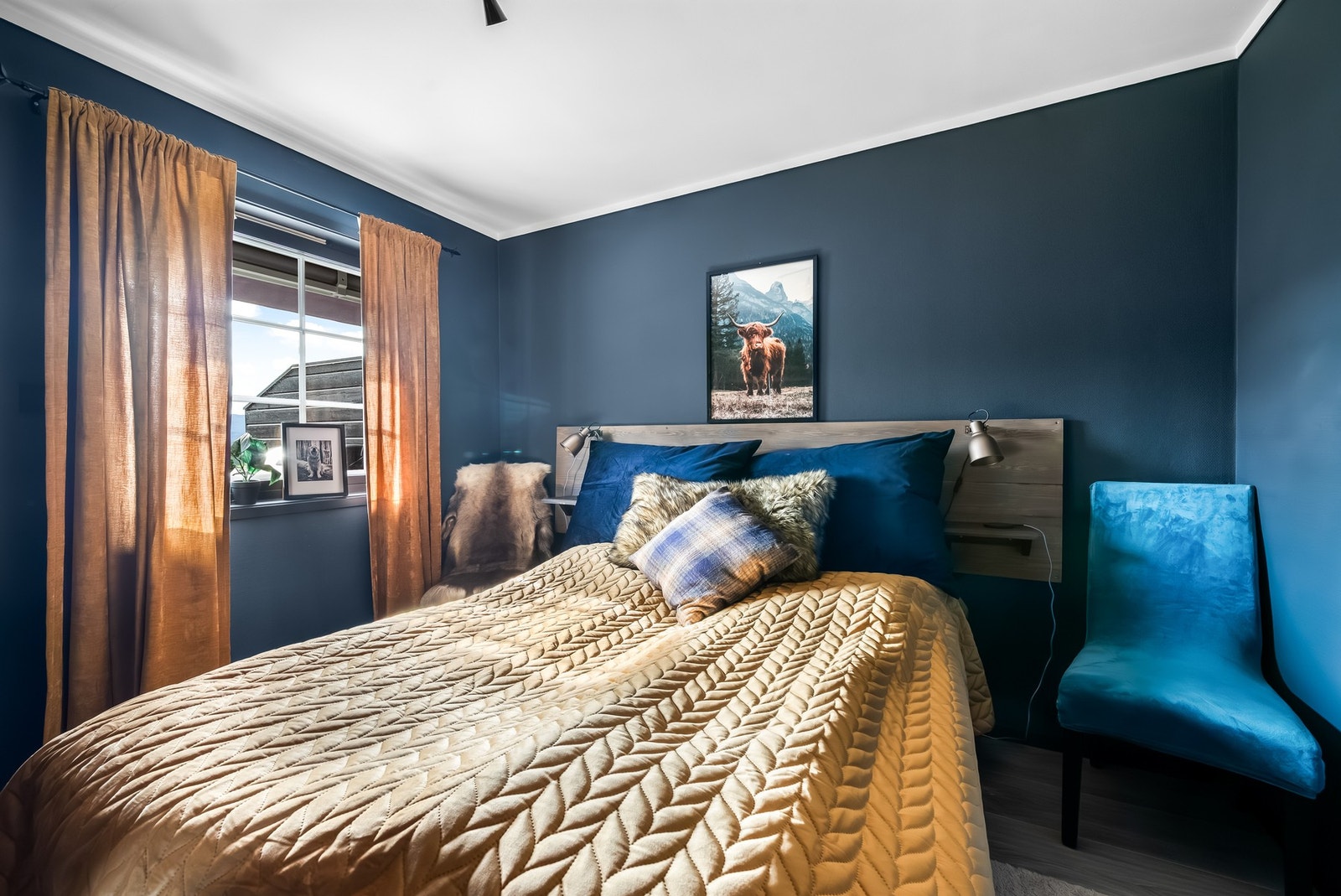 To soverom med avslappende fager på veggene. Plass til både seng og oppbevaring. Galleribilde