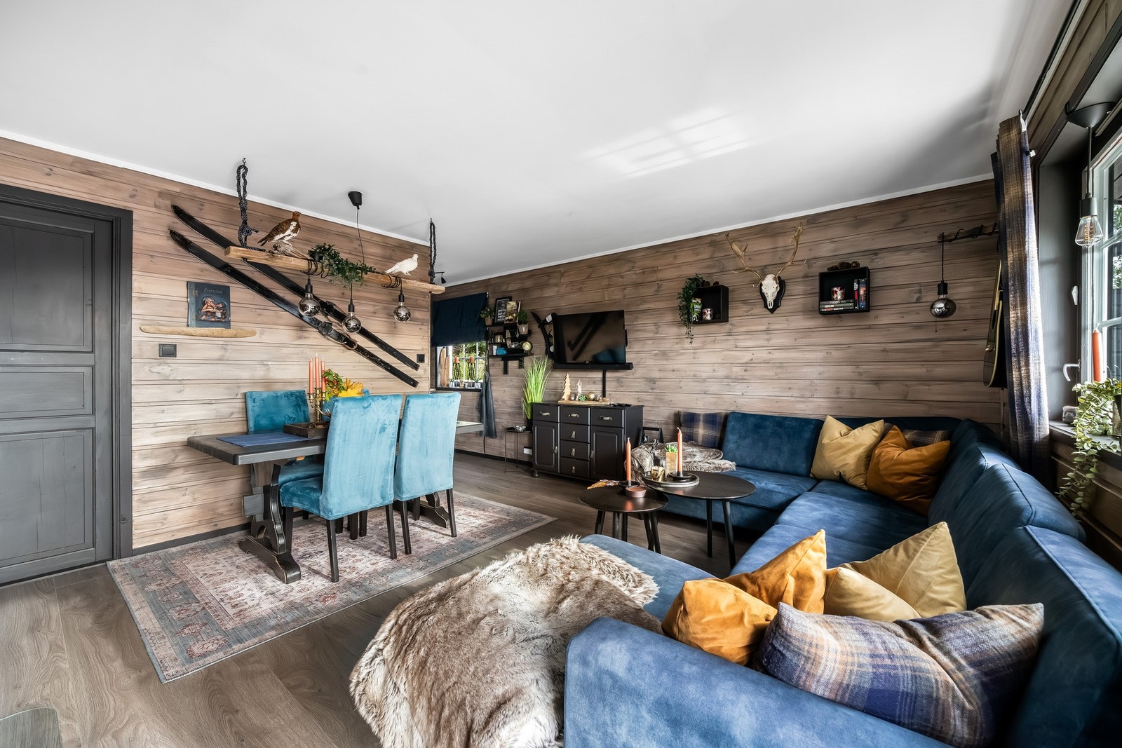 Romslig stue med plass til både sofakrok og spisebord. Galleribilde