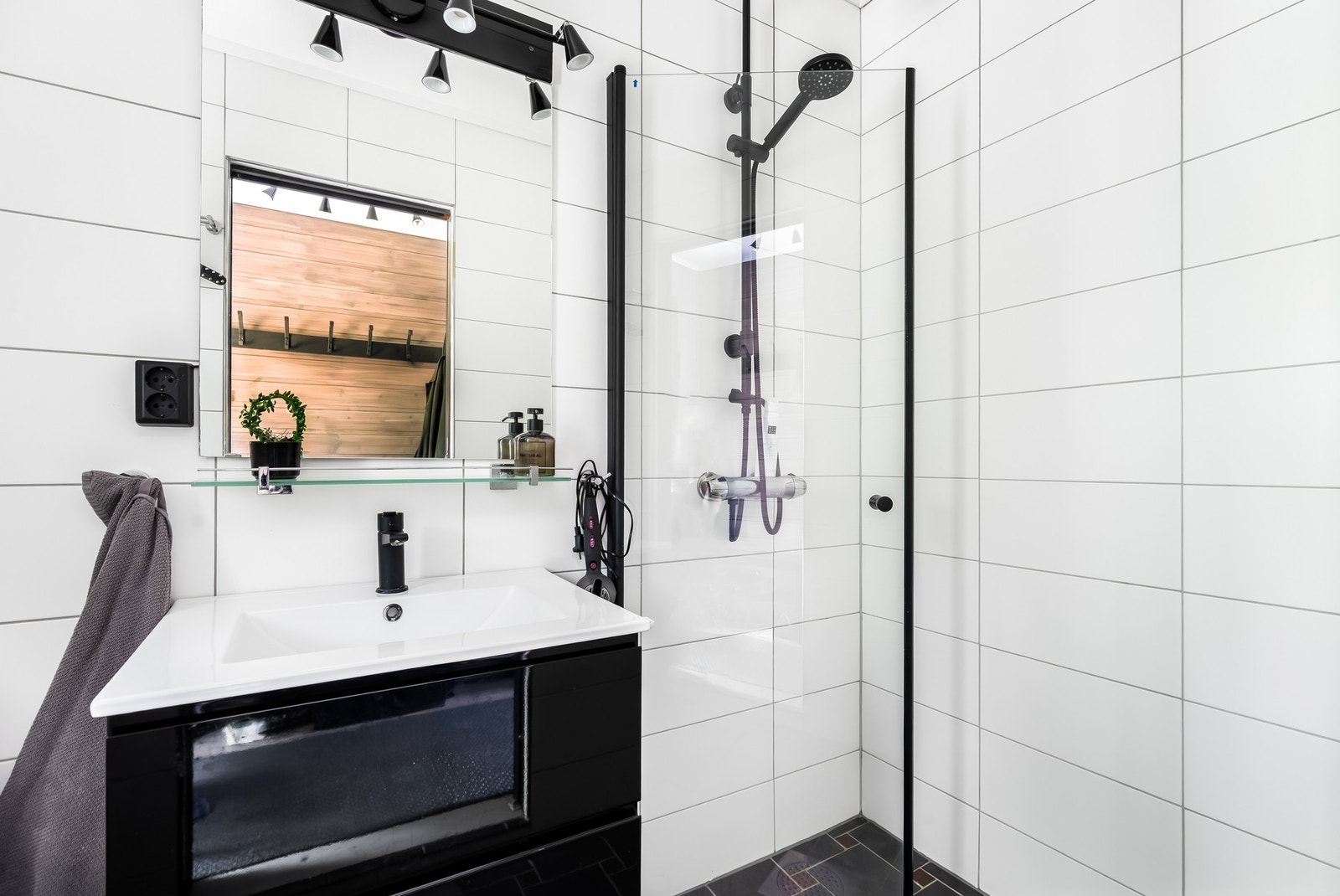 Lyst bad med varmekabler i gulvet, dusjhjørne, toalett og servant.. Galleribilde