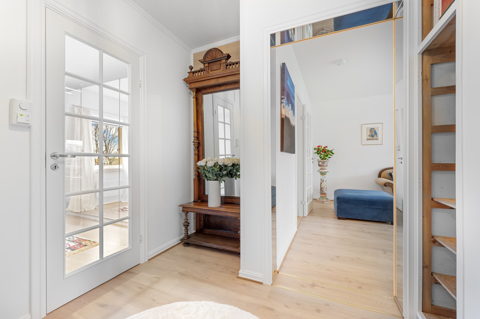 Glassdør gir en god romfølelse og slipper lyset videre inn i leiligheten. Galleribilde