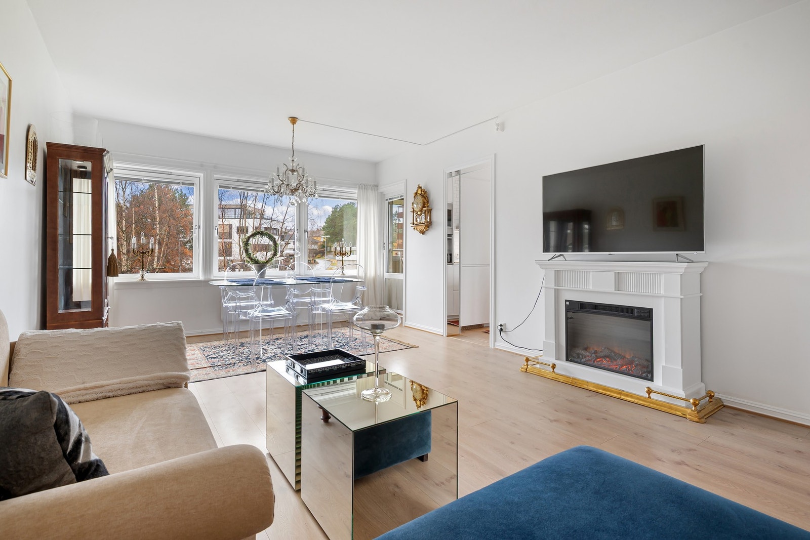 Lys og innbydende stue med store vindusflater som slipper inn rikelig med dagslys. Galleribilde