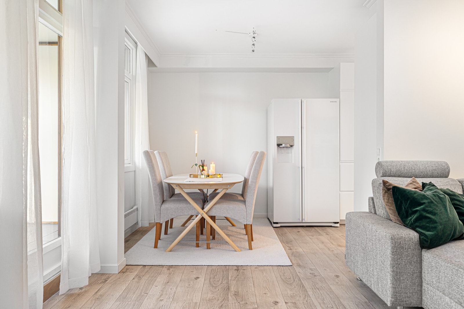 God plass til langbord, perfekt for sosiale sammenkomster med familie og venner. Galleribilde