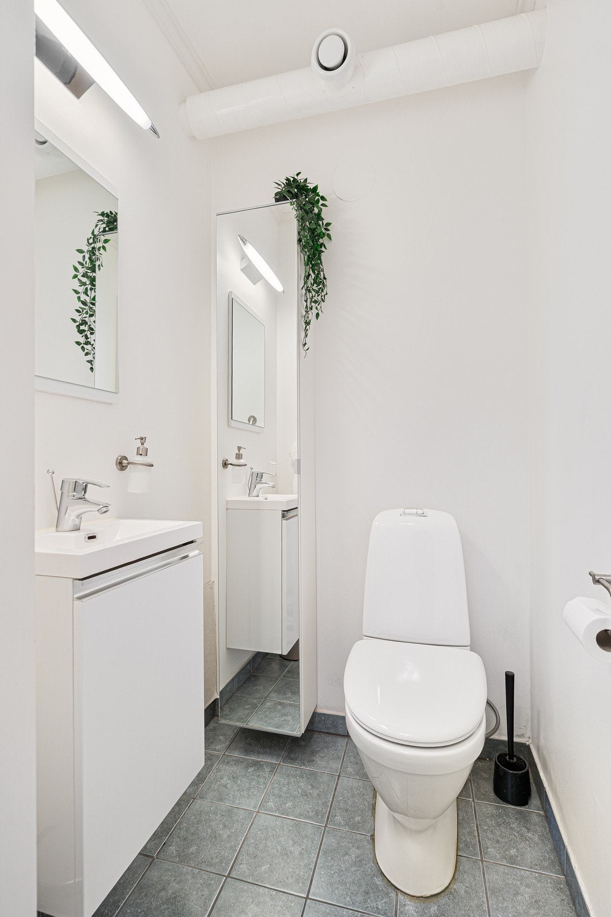 Separat toalettrom med flislagt gulv. Galleribilde