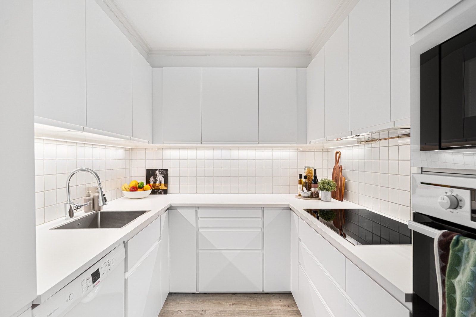 Moderne kjøkken fra 2015, med rikelig av skap- og benkeplass. Galleribilde