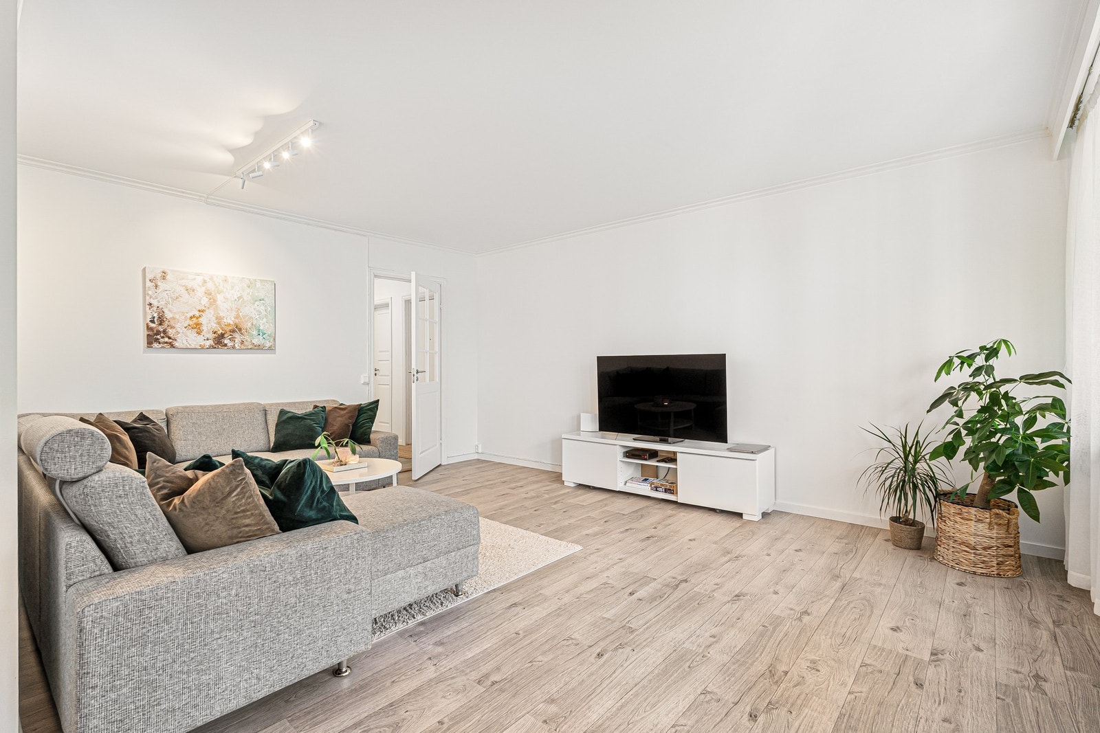 De store vindusflatene gir rikelig med naturlig lysinnslipp til alle oppholdsrom. Galleribilde