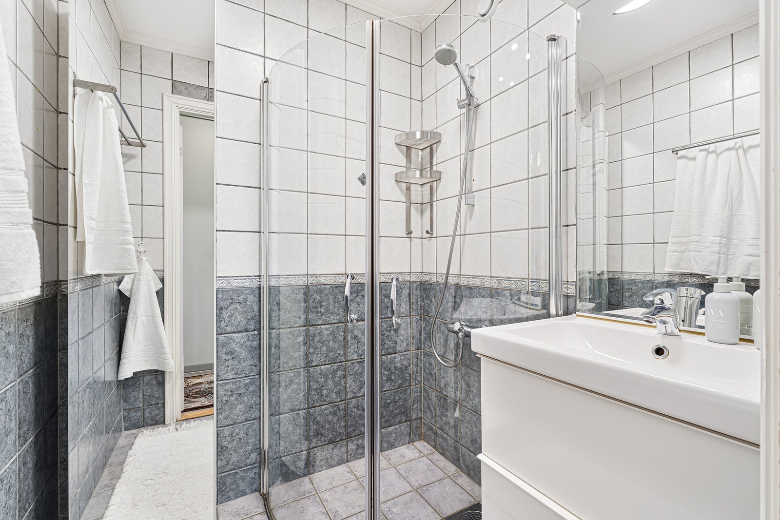 Badet har hjørnedusj med innfellbare dusjdører. Galleribilde