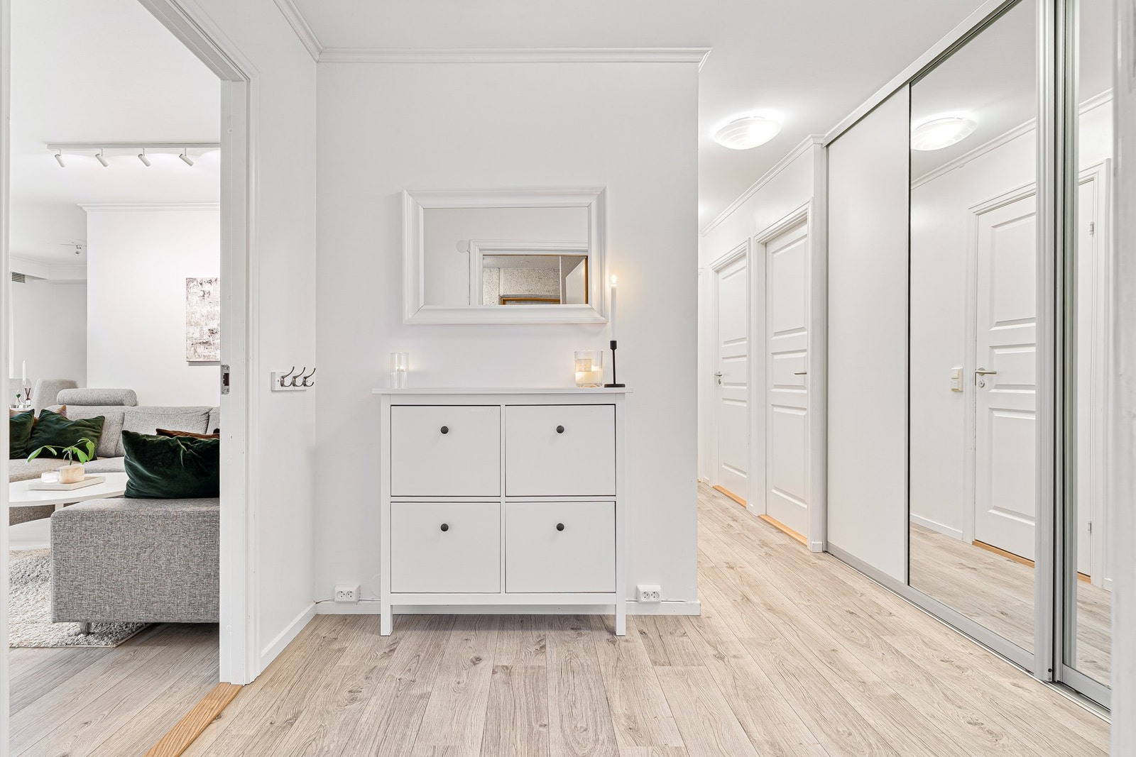 Innbydende entrè med plass til både oppbevaringsløsninger og oppheng av yttertøy. Galleribilde