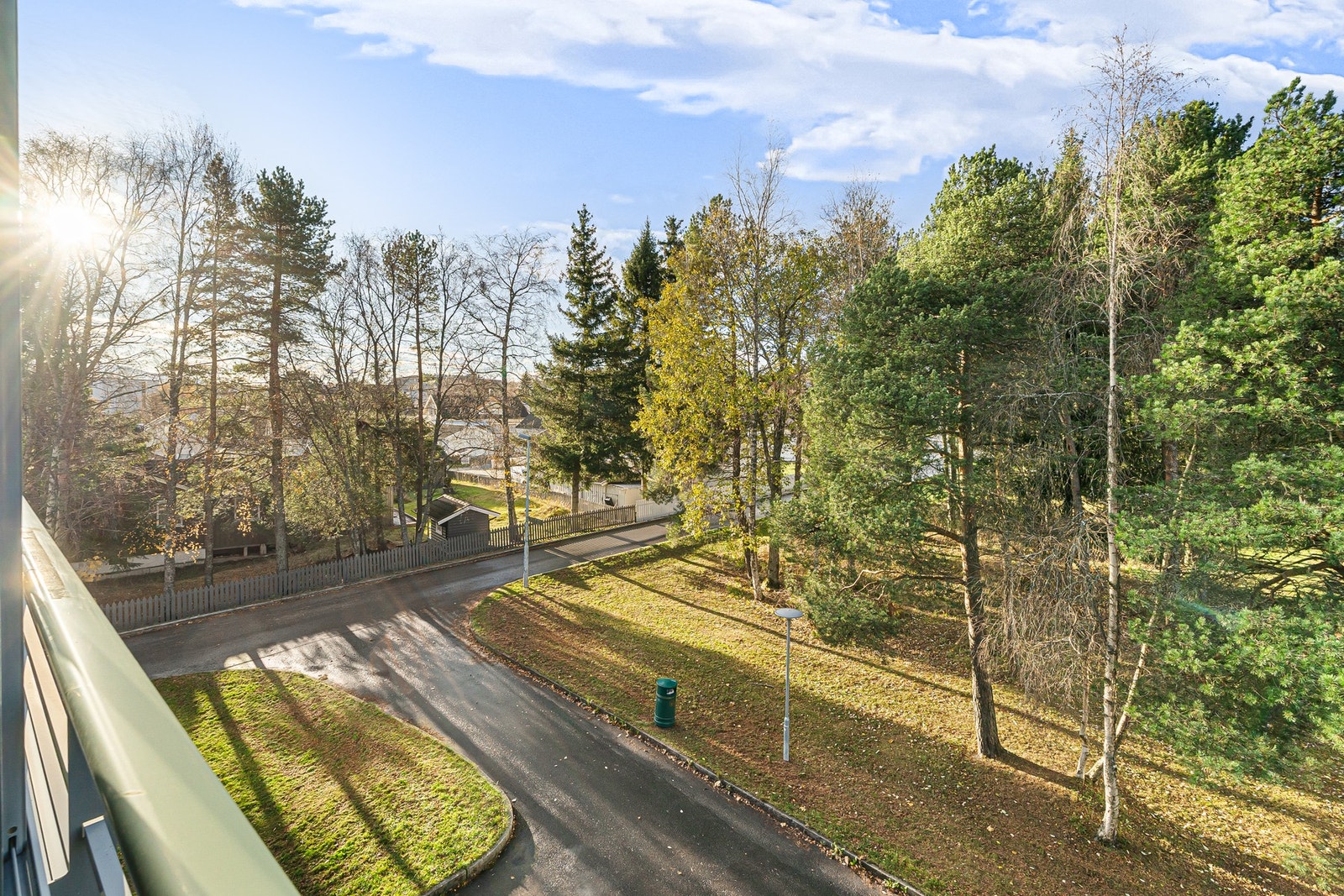 Parkering på felles biloppstillingsplass i borettslaget. Borettslaget har 95 frittstående garasjer i rekke. Ledige garasjer tildeles av TOBB. Galleribilde