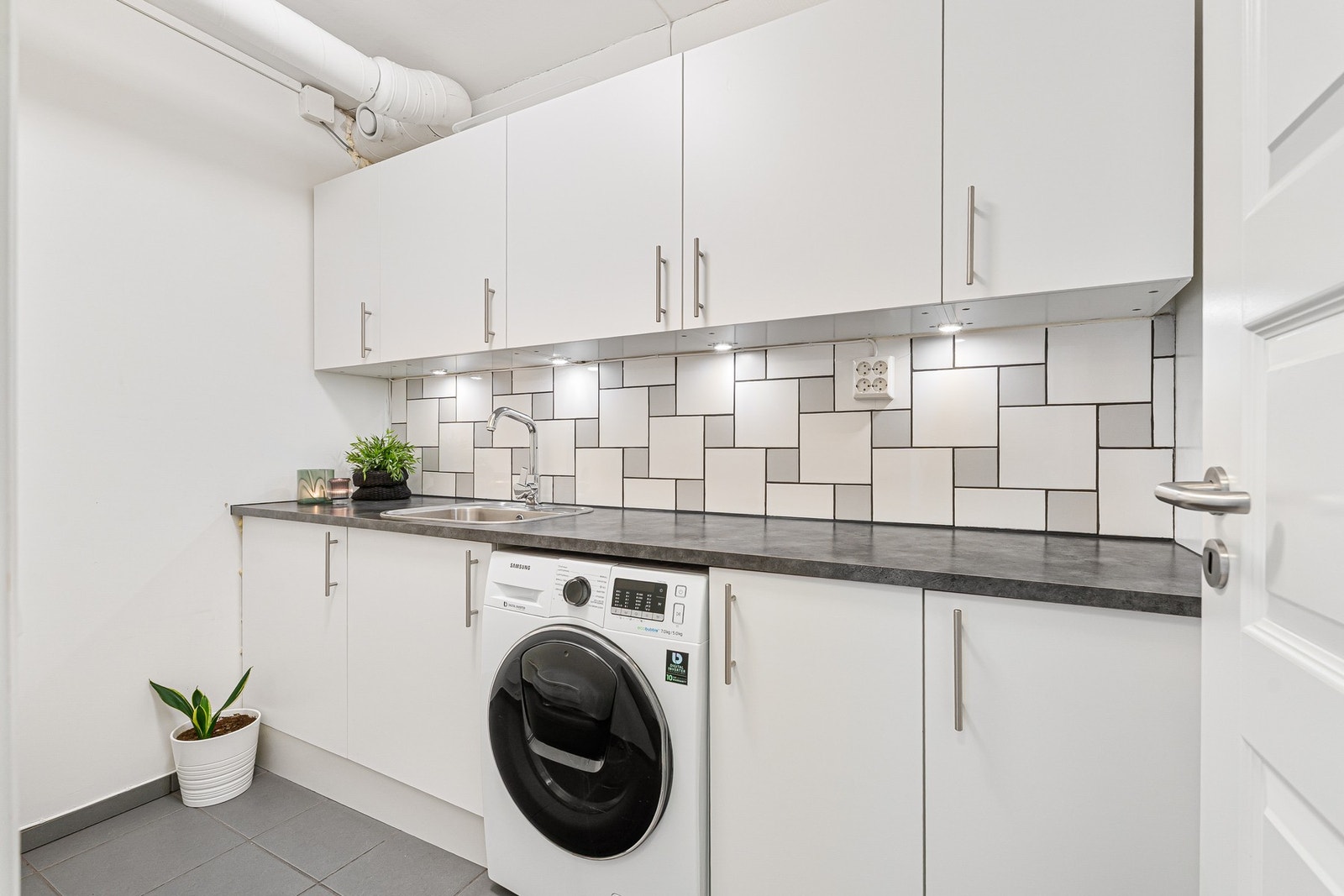 Eget romslig vaskerom oppgradert i 2015, flislagt gulv med opplegg til vaskemaskin og plass til tørke- stativ og trommel. Galleribilde